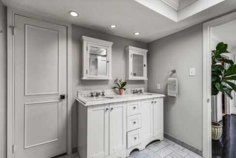 37-4646-christopher-place-dallas-bathroom-prominus