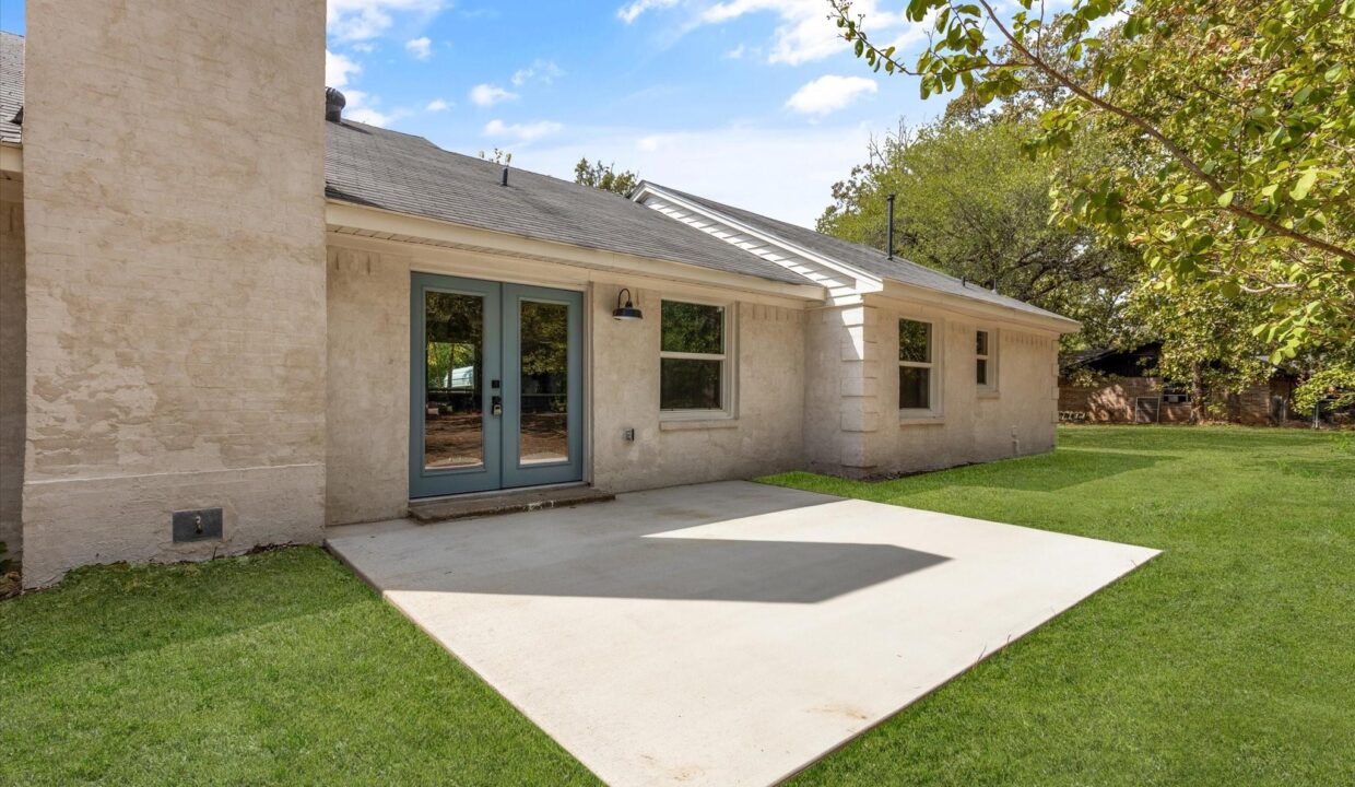 38-213-n-oaks-drive-grand-saline-tx-patio