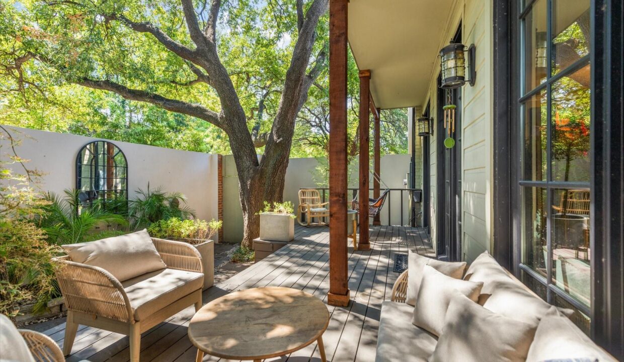 38-4646-christopher-place-dallas-porch-prominus