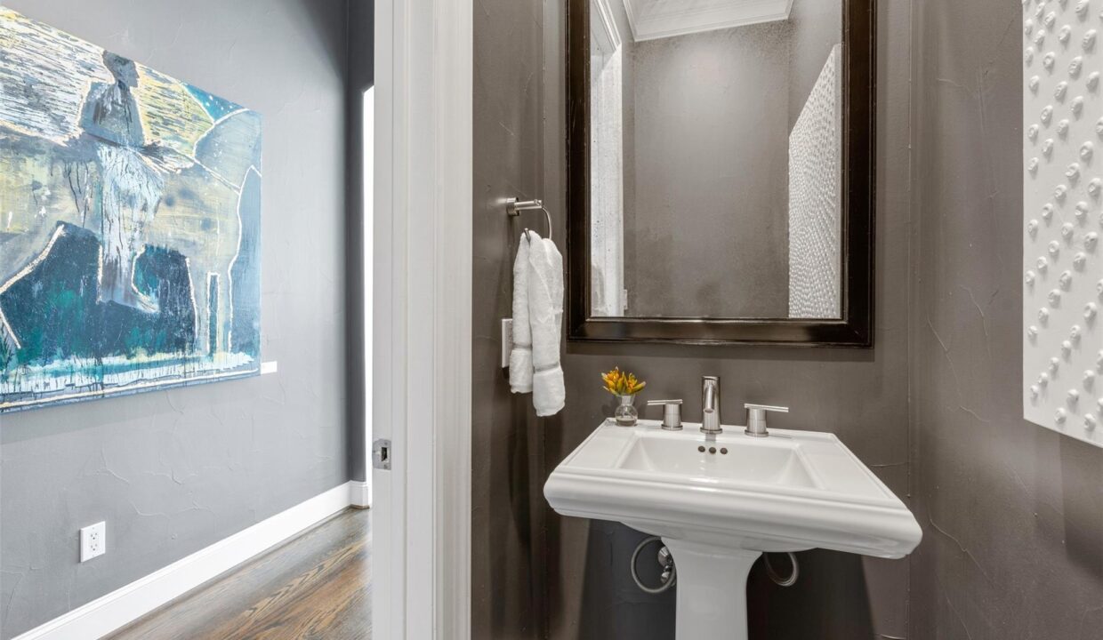 5-2300-leonard-street-505-dallas-tx-75201-bathroom