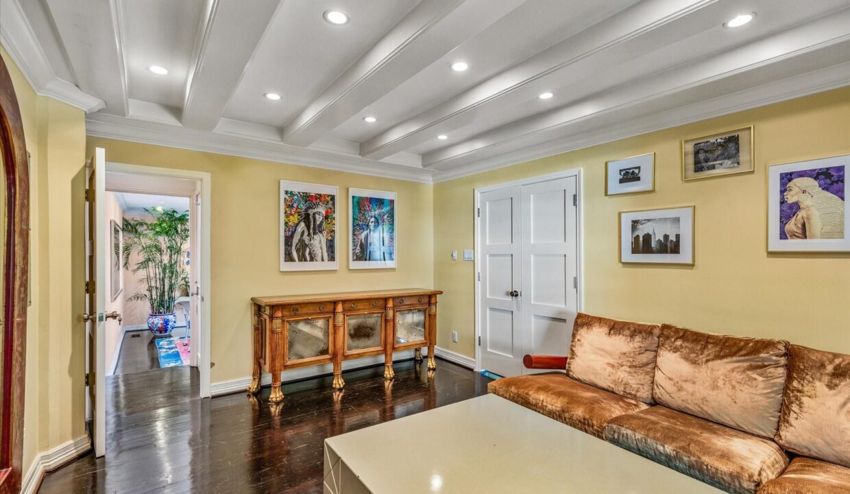 5-4646-christopher-place-dallas-living-room