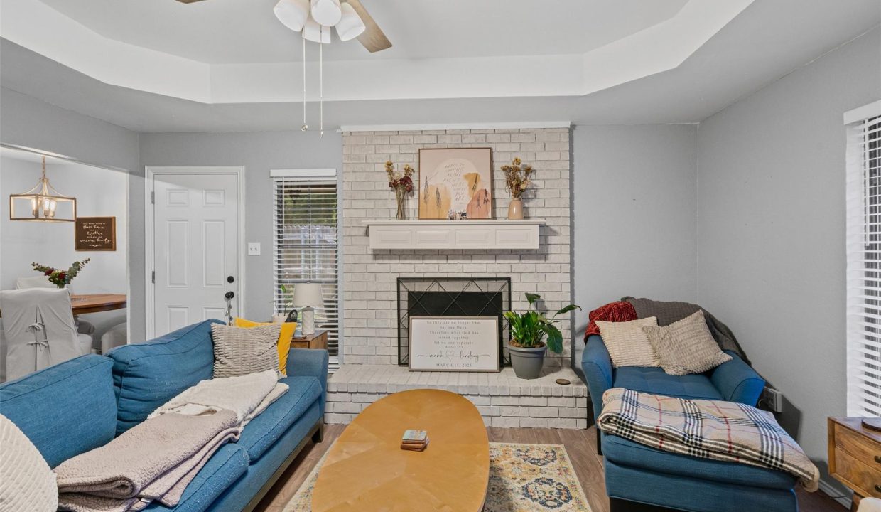 5-5216-wild-horse-ct-arlington-tx-living-room