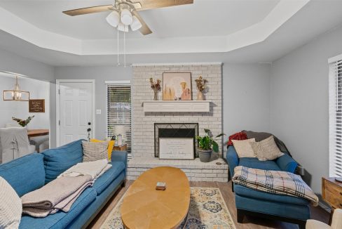 5-5216-wild-horse-ct-arlington-tx-living-room