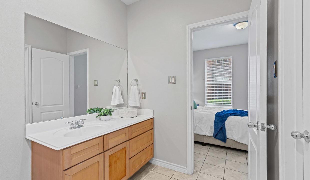 6-15759-seabolt-44-addison-tx-bathroom