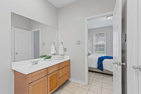 6-15759-seabolt-44-addison-tx-bathroom