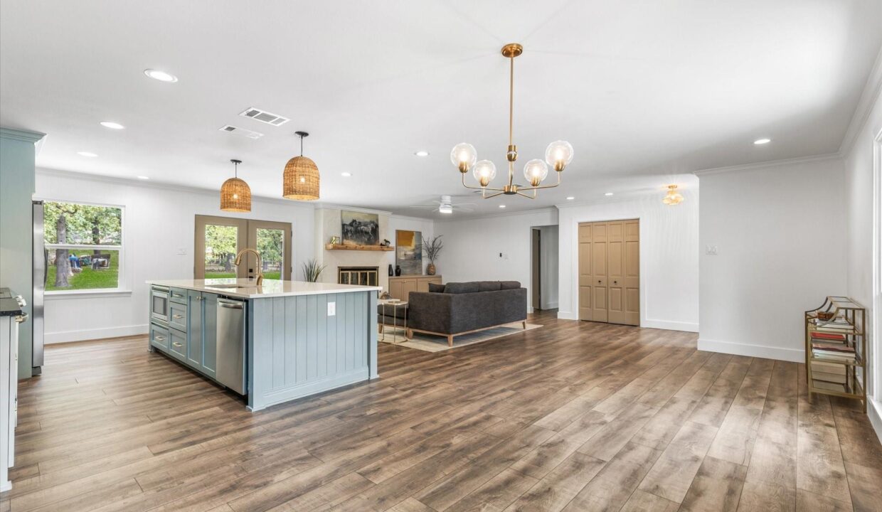 6-213-n-oaks-drive-grand-saline-tx-living-kitchen-area