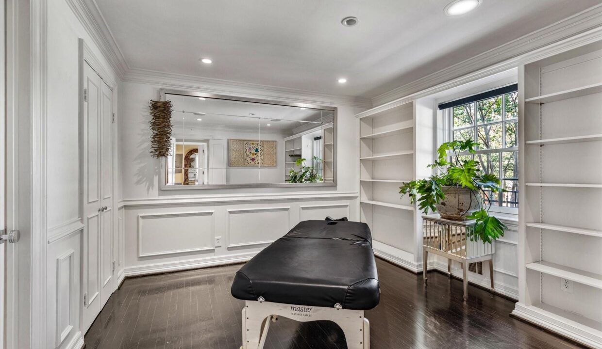 6-4646-christopher-place-dallas-closet