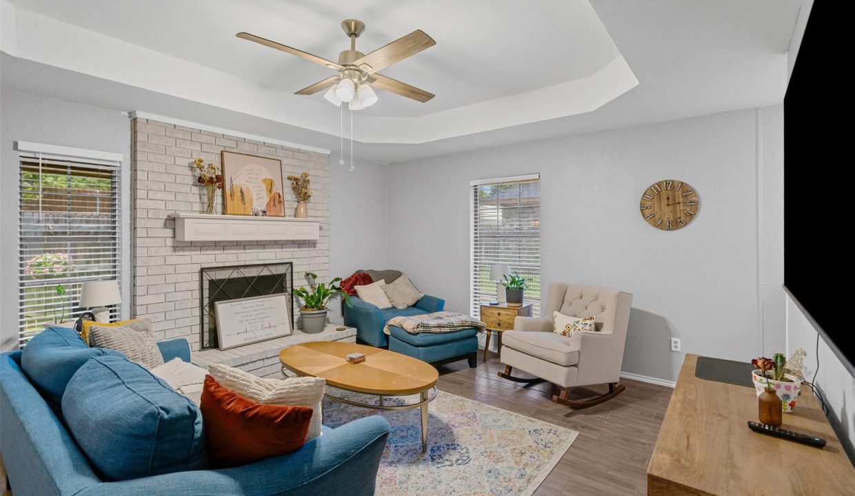 6-5216-wild-horse-ct-arlington-tx-living-room