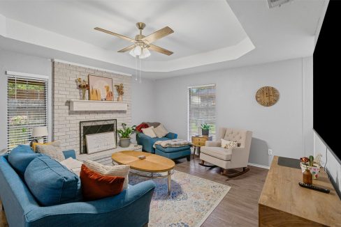 6-5216-wild-horse-ct-arlington-tx-living-room