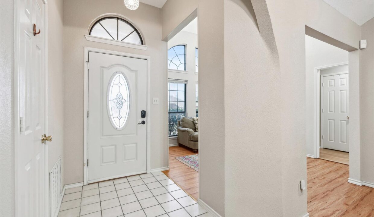 6-7021-lo-chalmers-lane-garland-tx-home-foyer