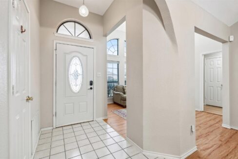 6-7021-lo-chalmers-lane-garland-tx-home-foyer