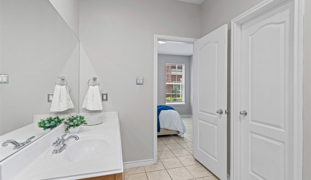 7-15759-seabolt-44-addison-tx-bathroom