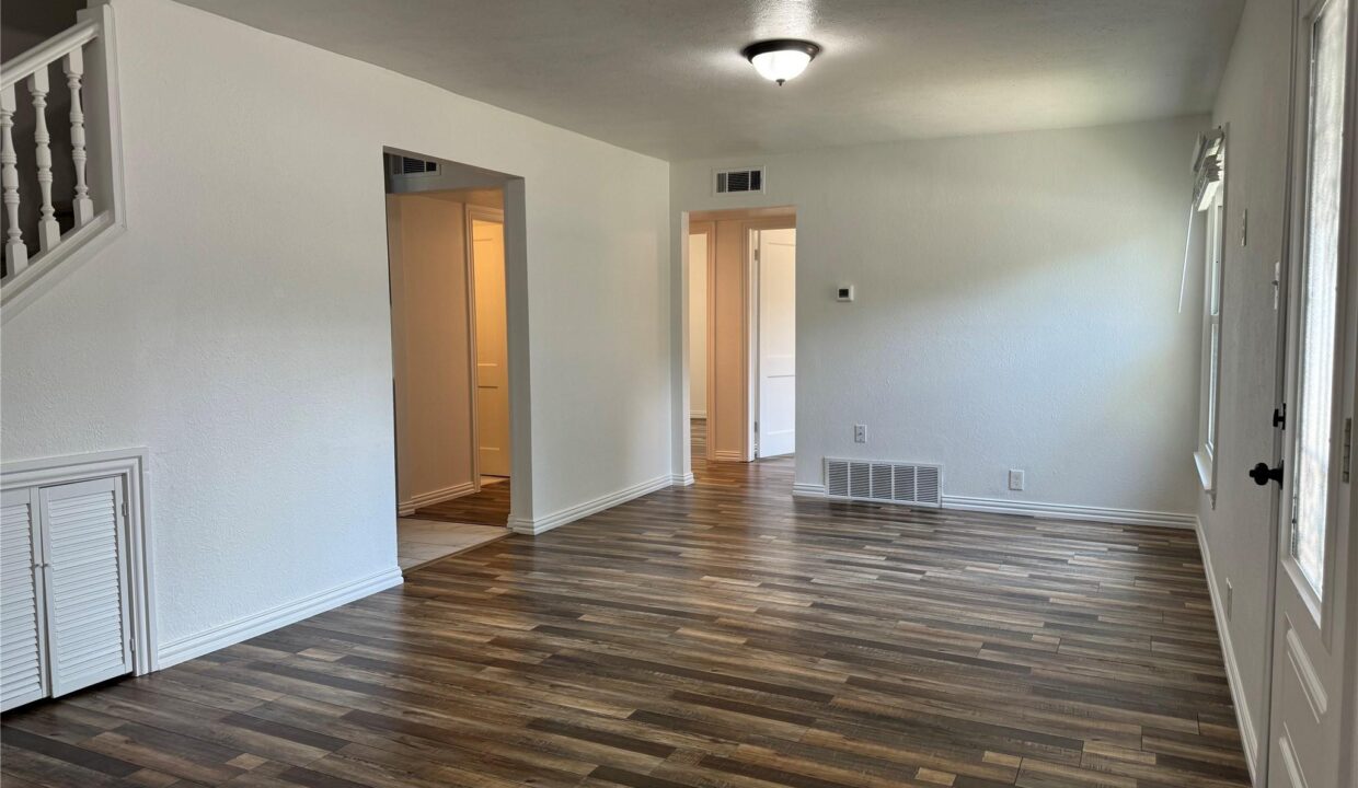 7-2533-norwood-drive-dallas-sunroom