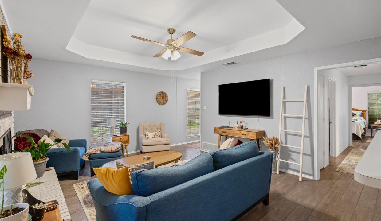 7-5216-wild-horse-ct-arlington-tx-living-room