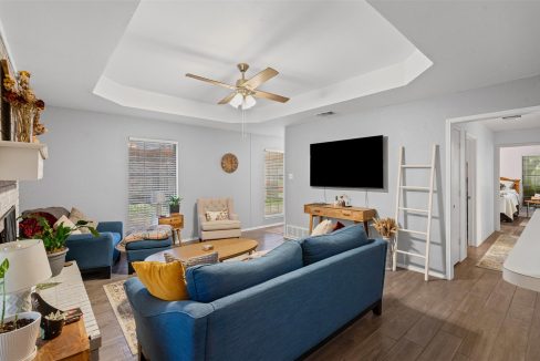 7-5216-wild-horse-ct-arlington-tx-living-room
