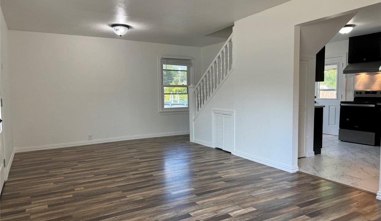 8-2533-norwood-drive-dallas-living-room