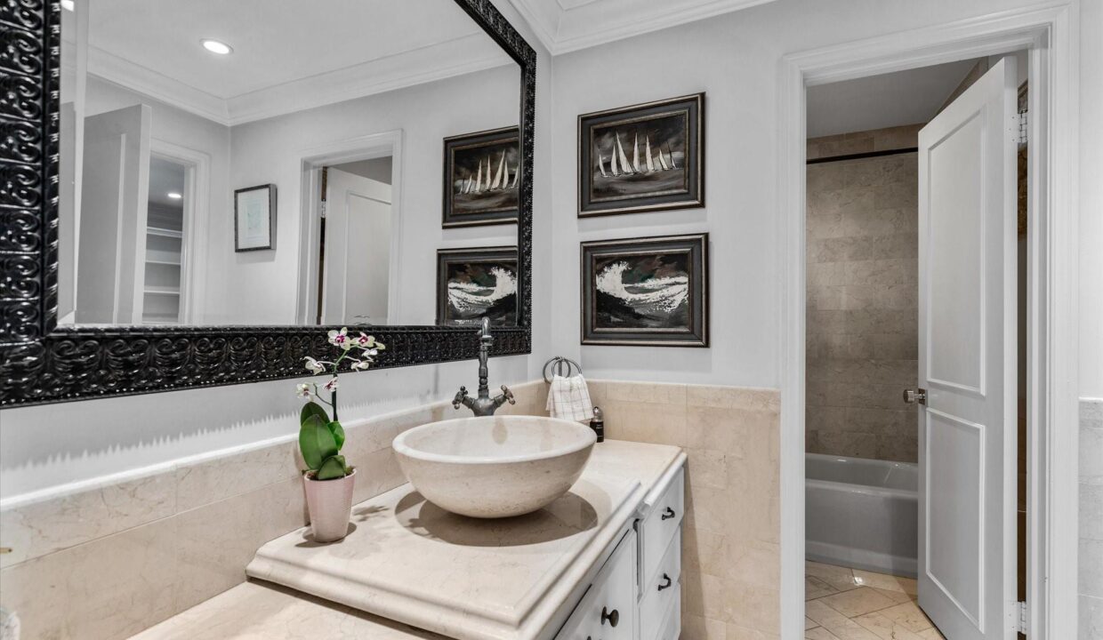 8-4646-christopher-place-dallas-bathroom