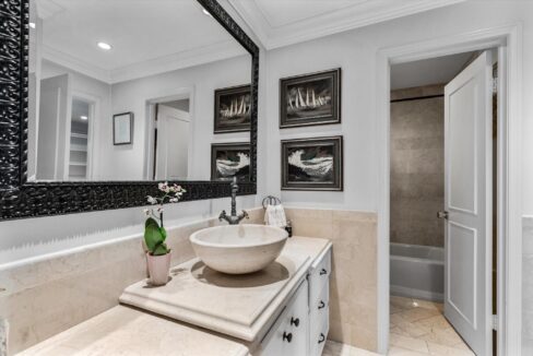 8-4646-christopher-place-dallas-bathroom