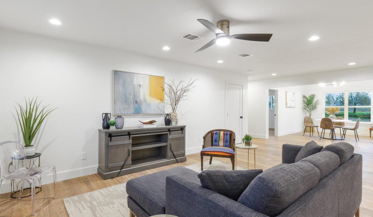 8-531-wynne-road-wills-point-tx-living-room-3