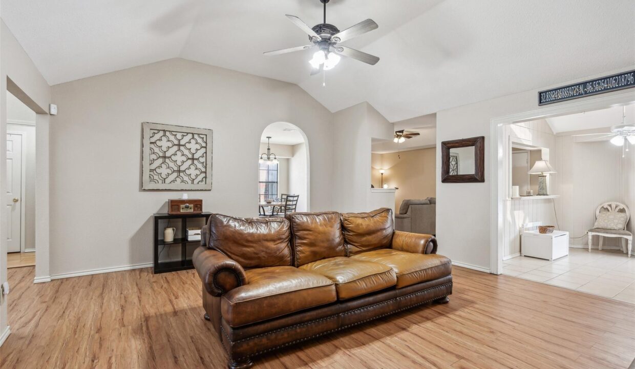 8-7021-lo-chalmers-lane-garland-tx-home-living-room