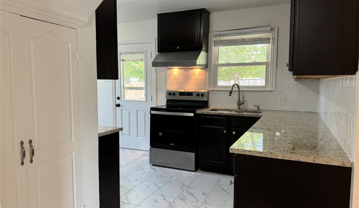 9-2533-norwood-drive-dallas-kitchen