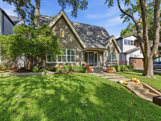 6911 Pasadena Avenue, Dallas, TX view of front yard