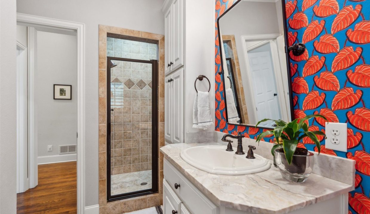 11-6247-belmont-avenue-dallas-tx-bathroom