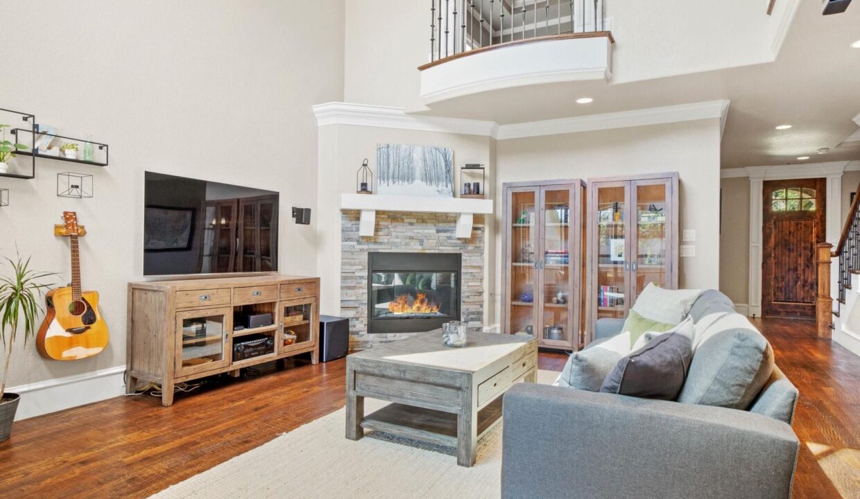 14-6346 -velasco-avenue-dallas-tx-living-room