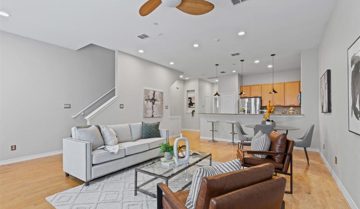 16-15759-seabolt-44-addison-tx-living-room