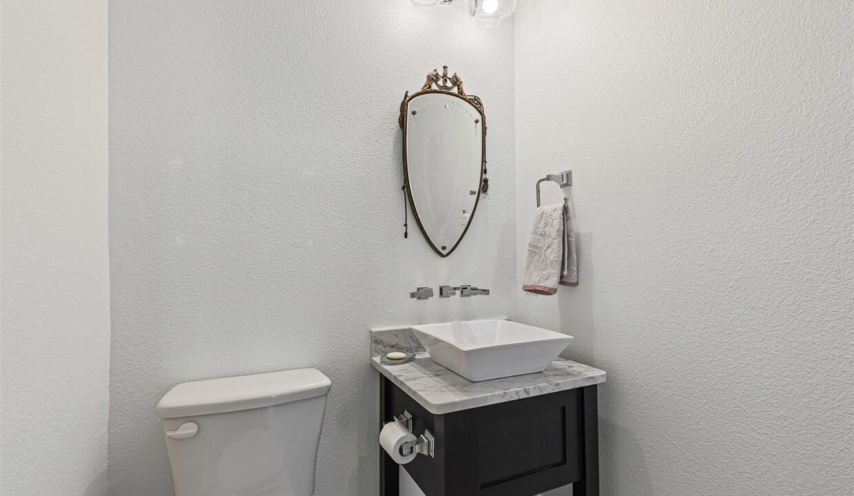 16-4887-cloudcroft-lane-irving-tx-bathroom