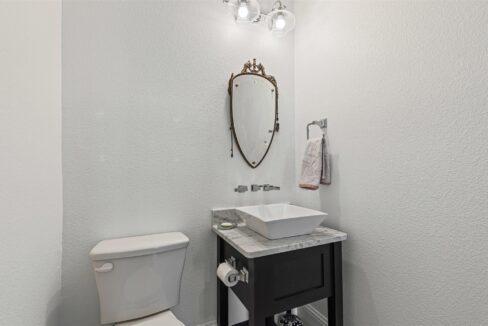 16-4887-cloudcroft-lane-irving-tx-bathroom