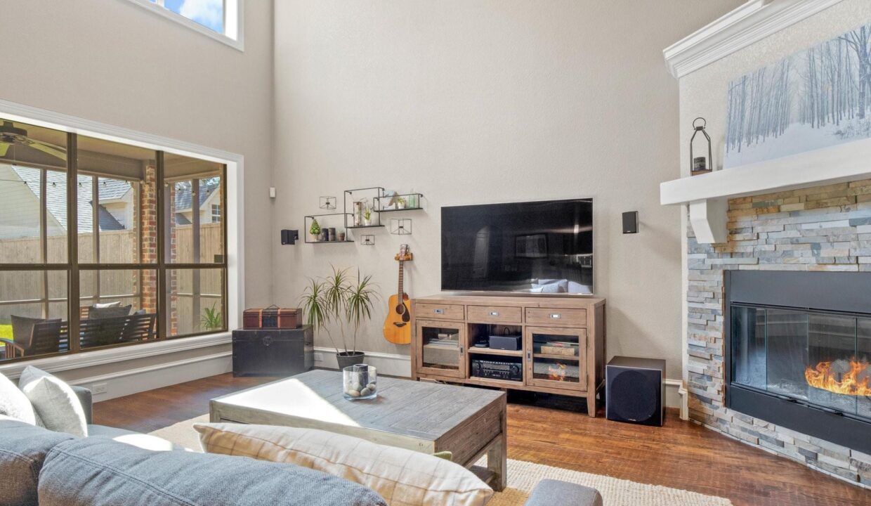 18-6346 -velasco-avenue-dallas-tx-living-room