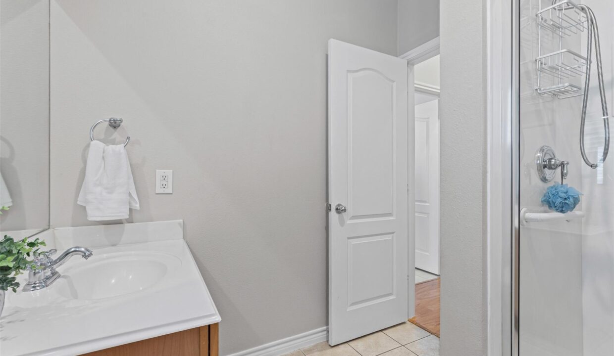 19-15759-seabolt-44-addison-tx-bathroom