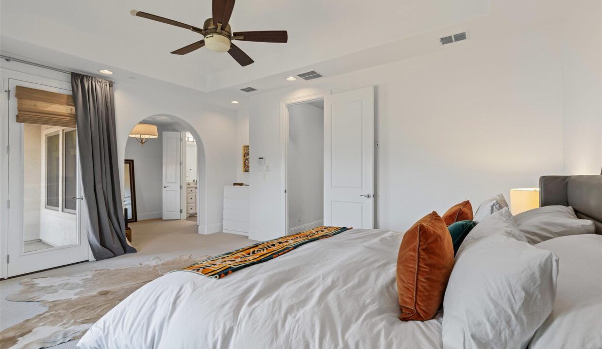 19-4887-cloudcroft-lane-irving-tx-primary-bedroom