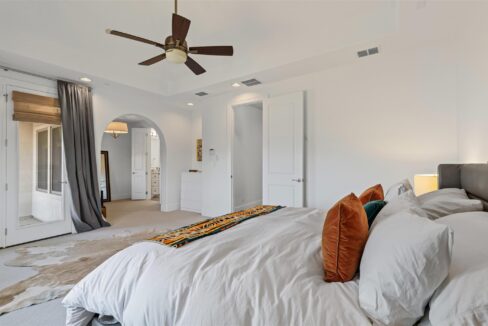 19-4887-cloudcroft-lane-irving-tx-primary-bedroom