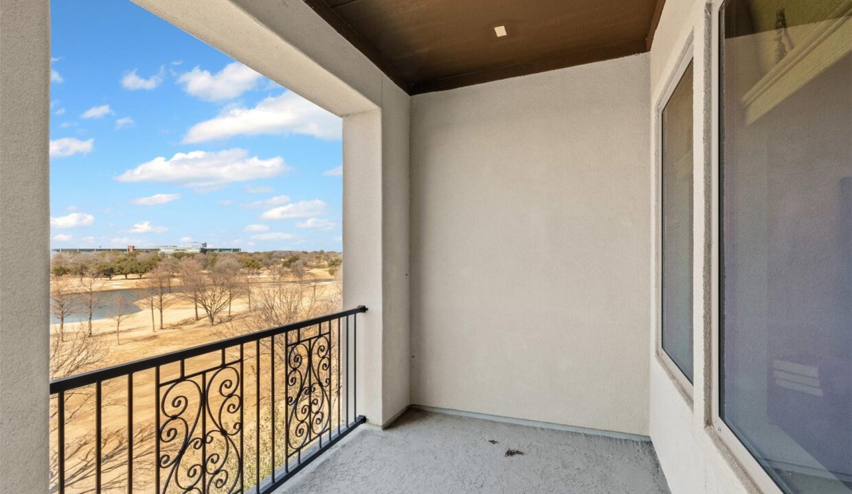 20-4887-cloudcroft-lane-irving-tx-balcony