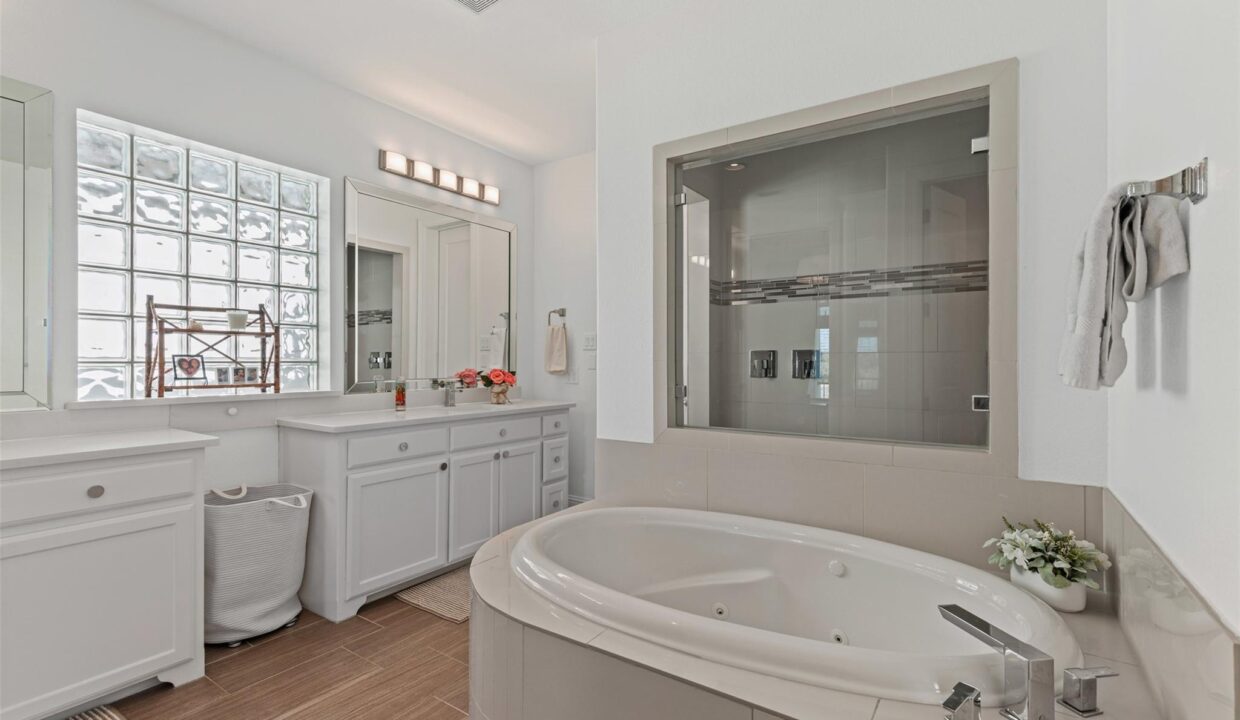 21-4887-cloudcroft-lane-irving-tx-primary-bedroom