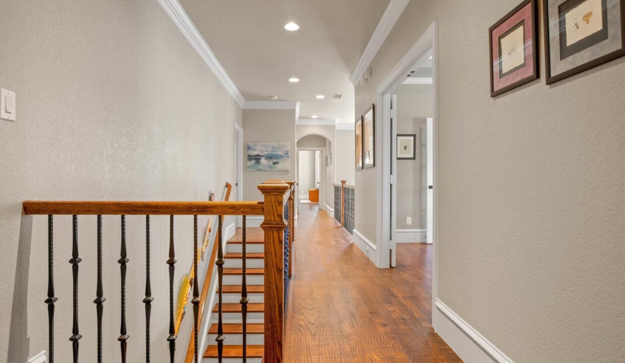 21-6346 -velasco-avenue-dallas-tx-hallway