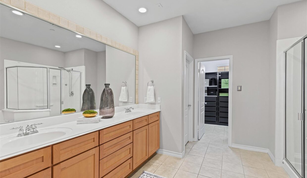 26-15759-seabolt-44-addison-tx-bathroom