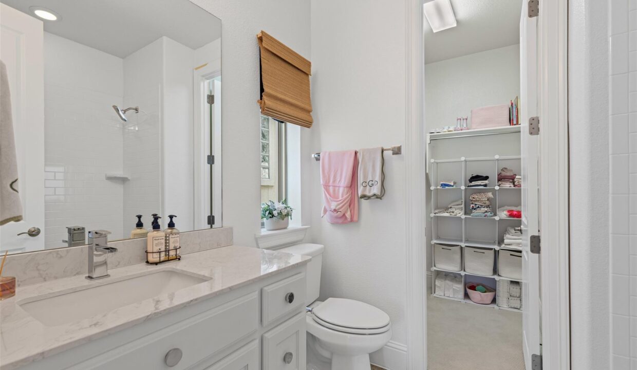 26-4887-cloudcroft-lane-irving-tx-bathroom