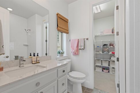 26-4887-cloudcroft-lane-irving-tx-bathroom