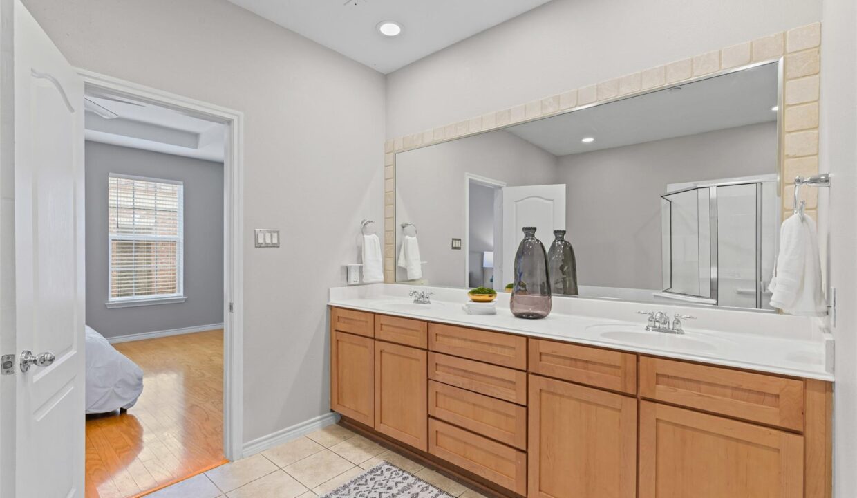 27-15759-seabolt-44-addison-tx-bathroom