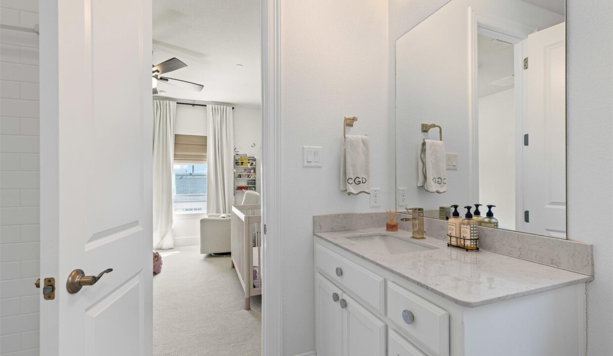 27-4887-cloudcroft-lane-irving-tx-bathroom