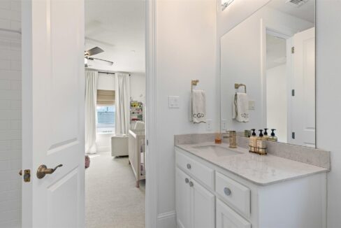 27-4887-cloudcroft-lane-irving-tx-bathroom