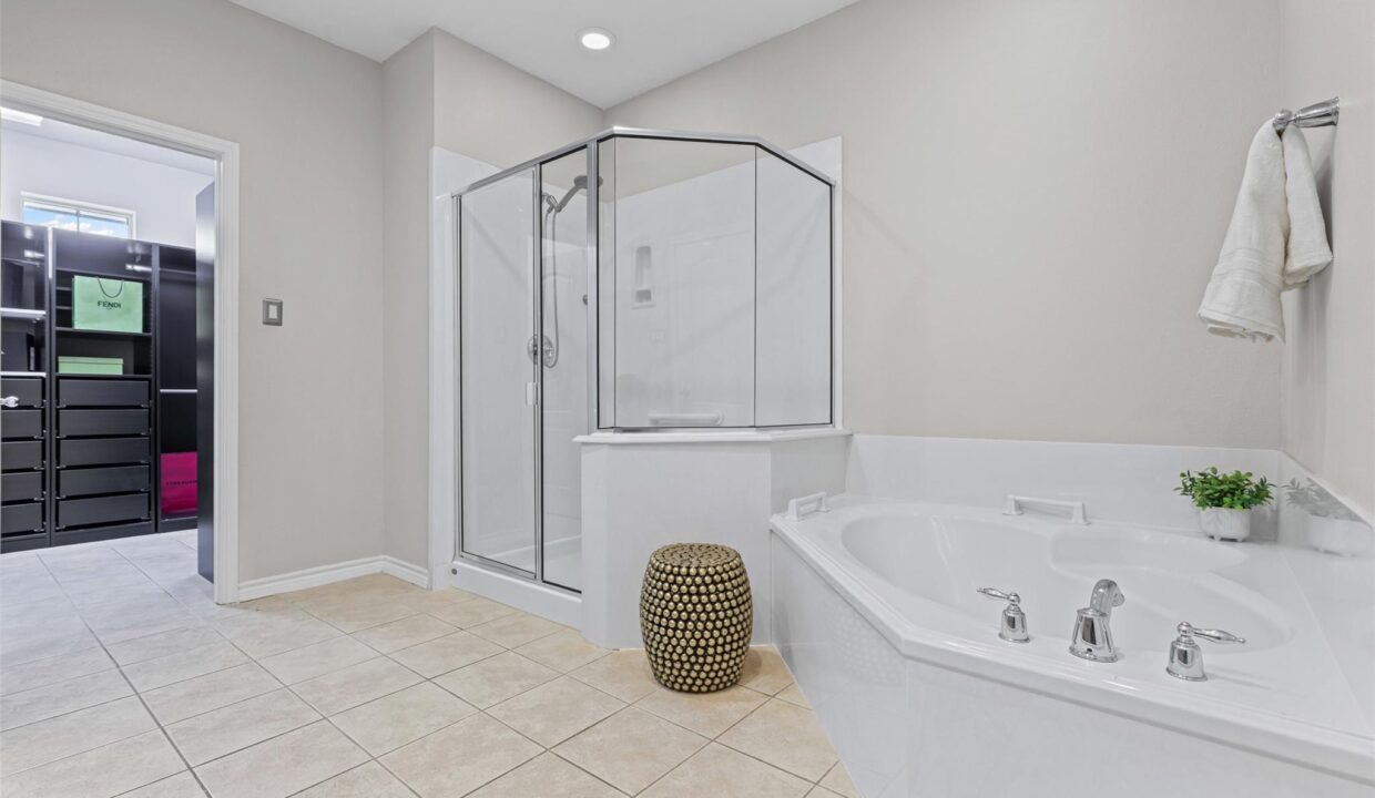 29-15759-seabolt-44-addison-tx-bathroom