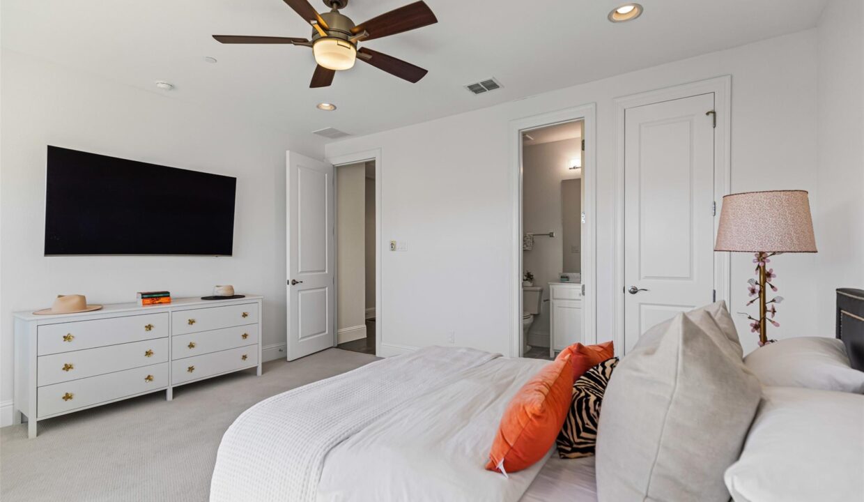 29-4887-cloudcroft-lane-irving-tx-bedroom