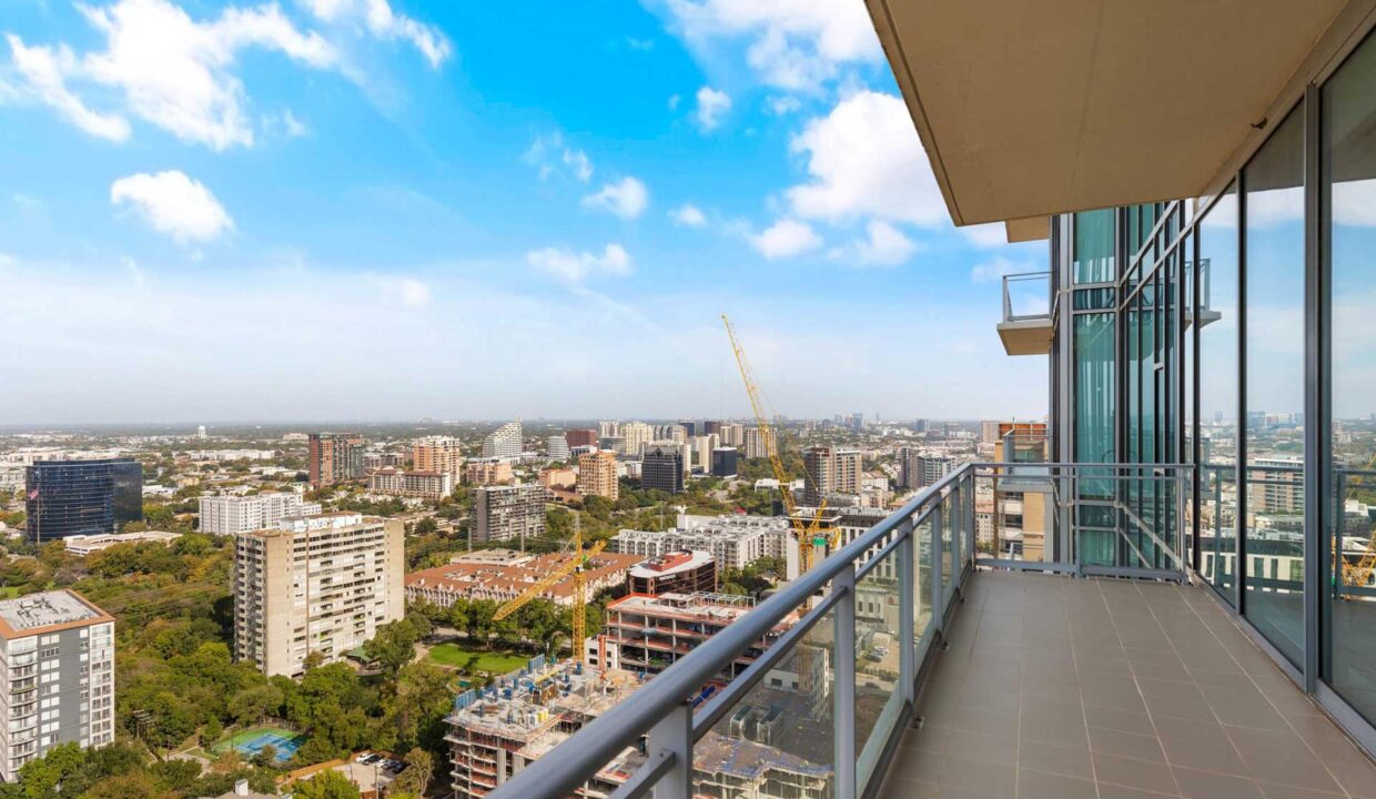 2900-mckinnon-st-dallas-balcony