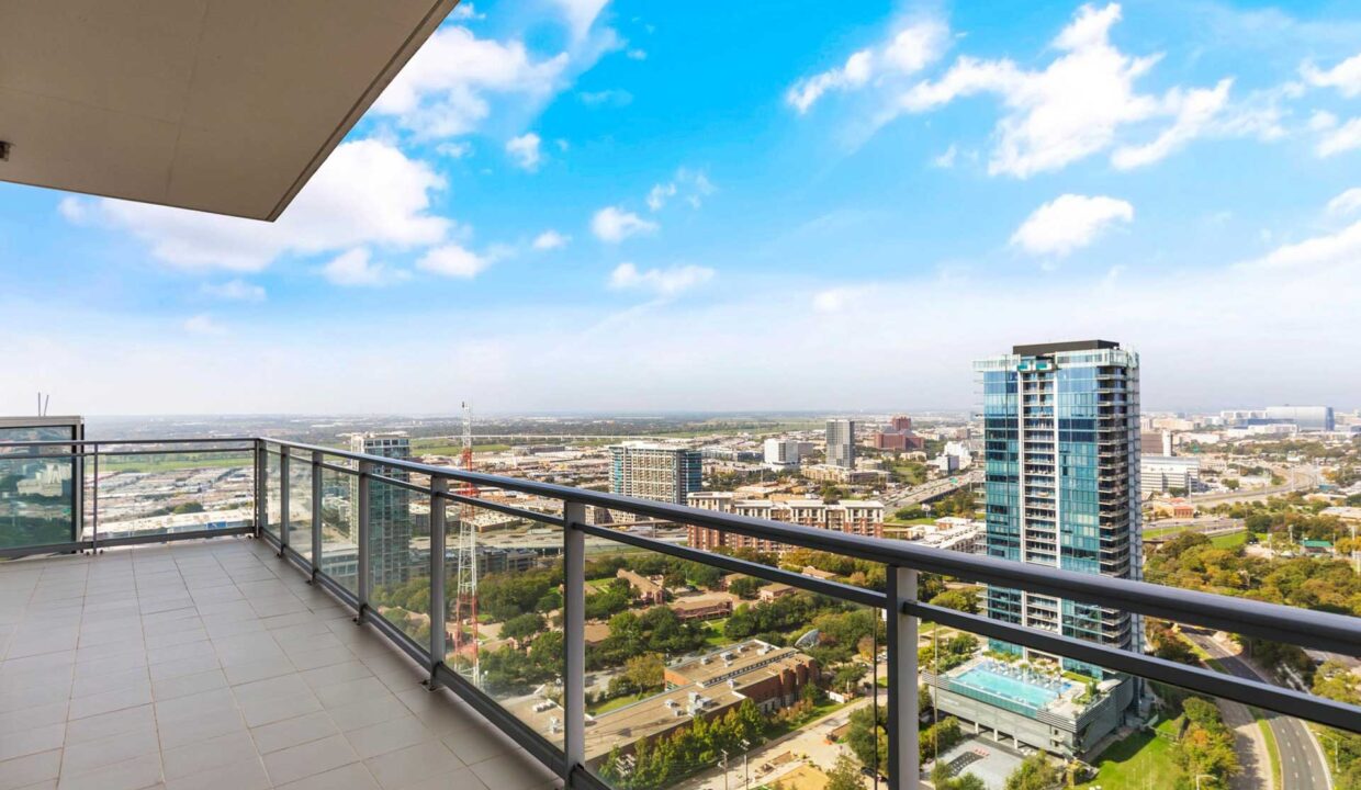 2900-mckinnon-st-dallas-balcony-2