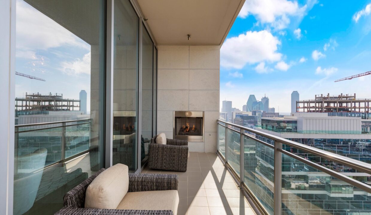 2900-mckinnon-st-dallas-balcony-4