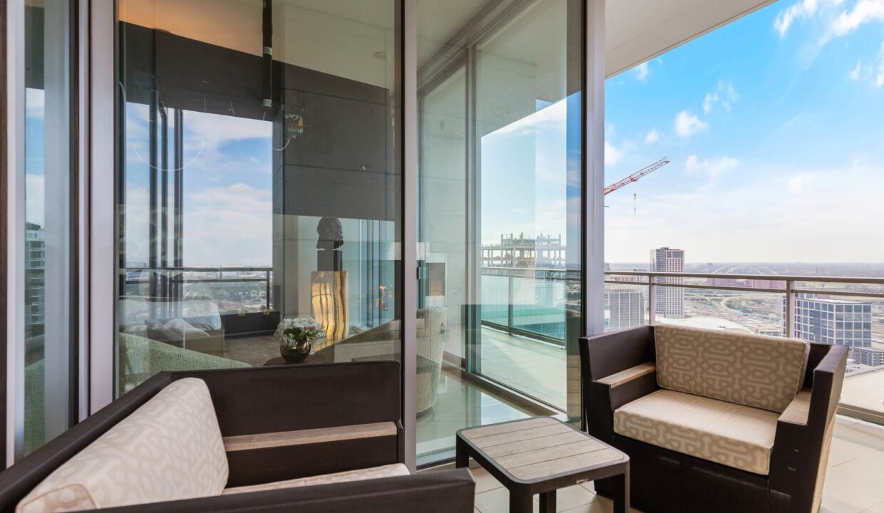 2900-mckinnon-st-dallas-balcony-5